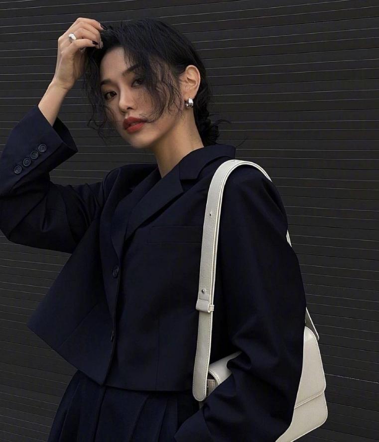 韩国的ins时尚博主tmbming她的风格很适合喜欢简约风穿搭的小姐姐