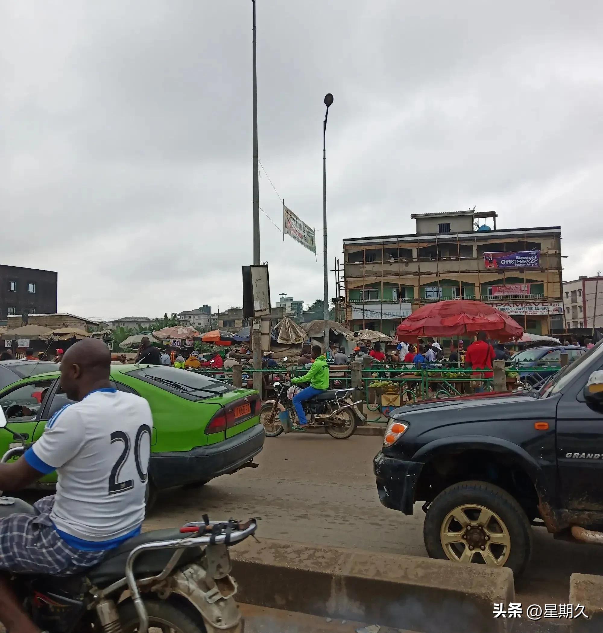 在喀麦隆靠港，船员偶遇两名女人的主动挽留，混乱的婚姻让人惊讶