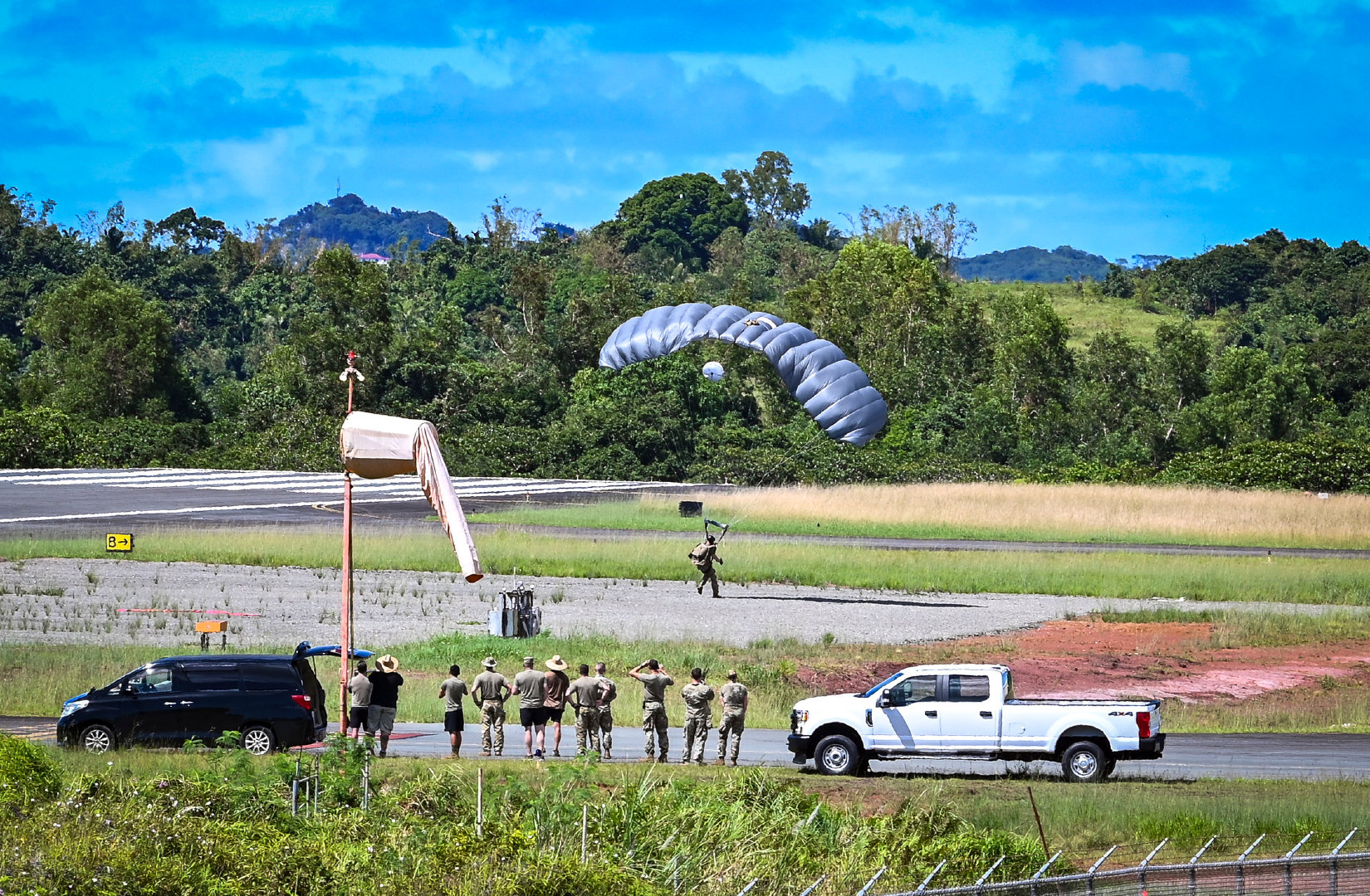 雷电a10攻击机在航母起飞,a-10雷电战斗机二战