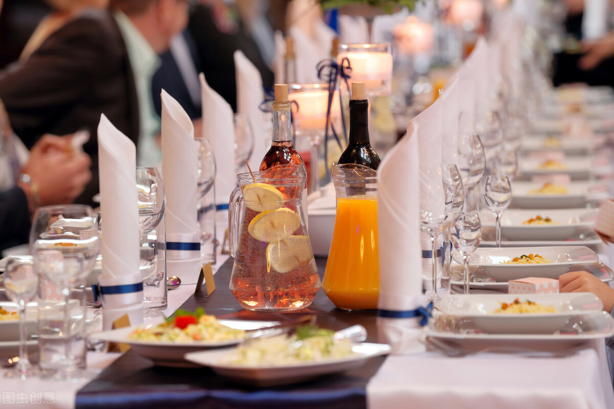 明星出席宝格丽活动珠宝,杨洋宝格丽晚宴富婆合影视频