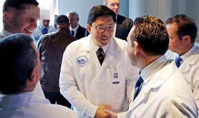 太神奇了！男子天生没有“蛋蛋”无法生孩子，哥哥捐一颗移植成功