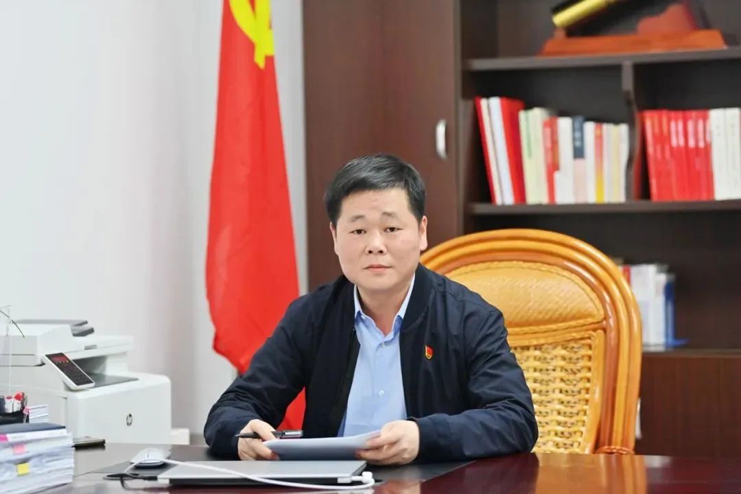 深学笃行新思想奋楫争先立潮头,深学笃行砺初心凝心聚力启新航