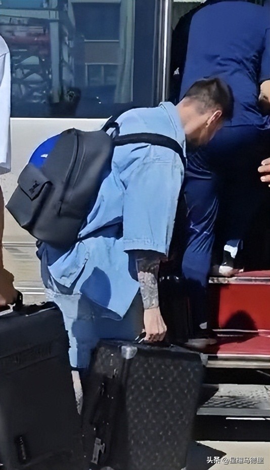 梅西乘私人飞机抵北京！开启个人第7次中国行，携4队友一身休闲装