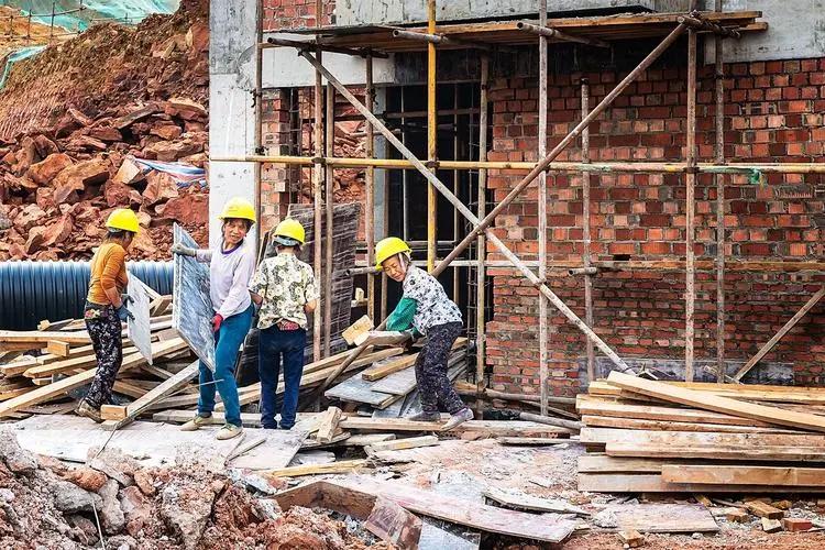 某地女子工地干活撞见男子撒尿，日思夜想成病，竟报警让对方负责