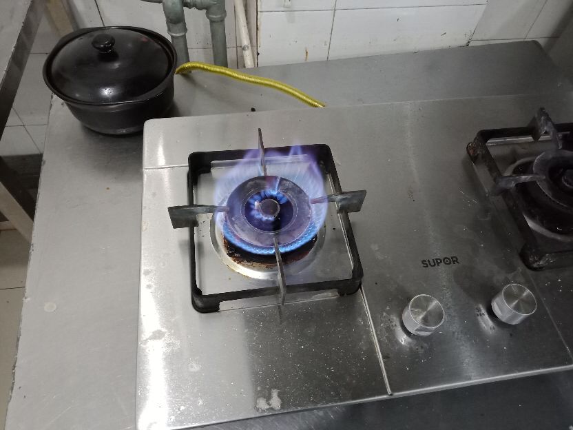 家里买燃气灶时别乱买，选不好就会中商家圈套，现在知道还不迟