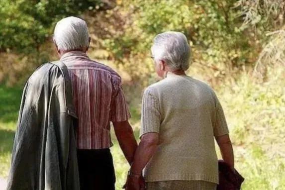 皱纹就是岁月的见证,头上的白发与脸上的皱纹都是岁月