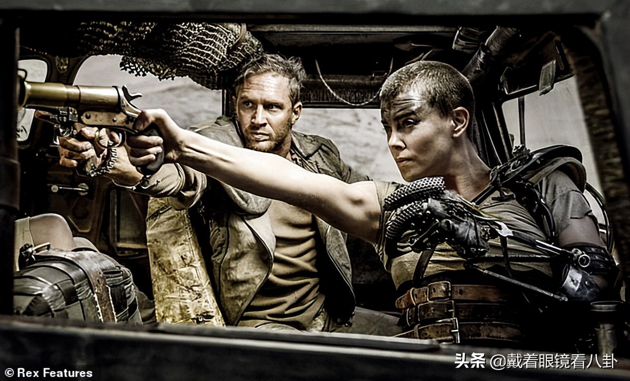 汤姆哈迪休息日前往武术馆，中途和邻居聊天，胡子拉碴似普通大叔