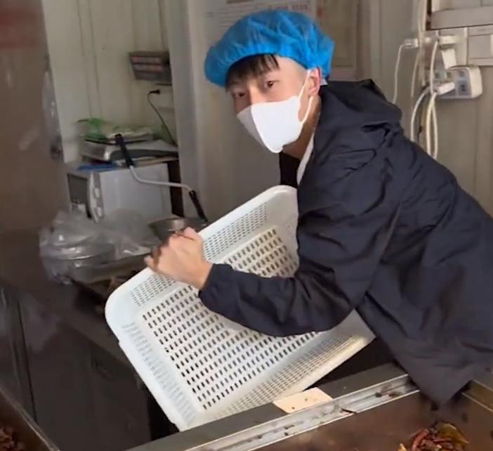 “卖惨”起效了?鸭头小哥直播卖货,开通打赏,满屏老母亲式关怀