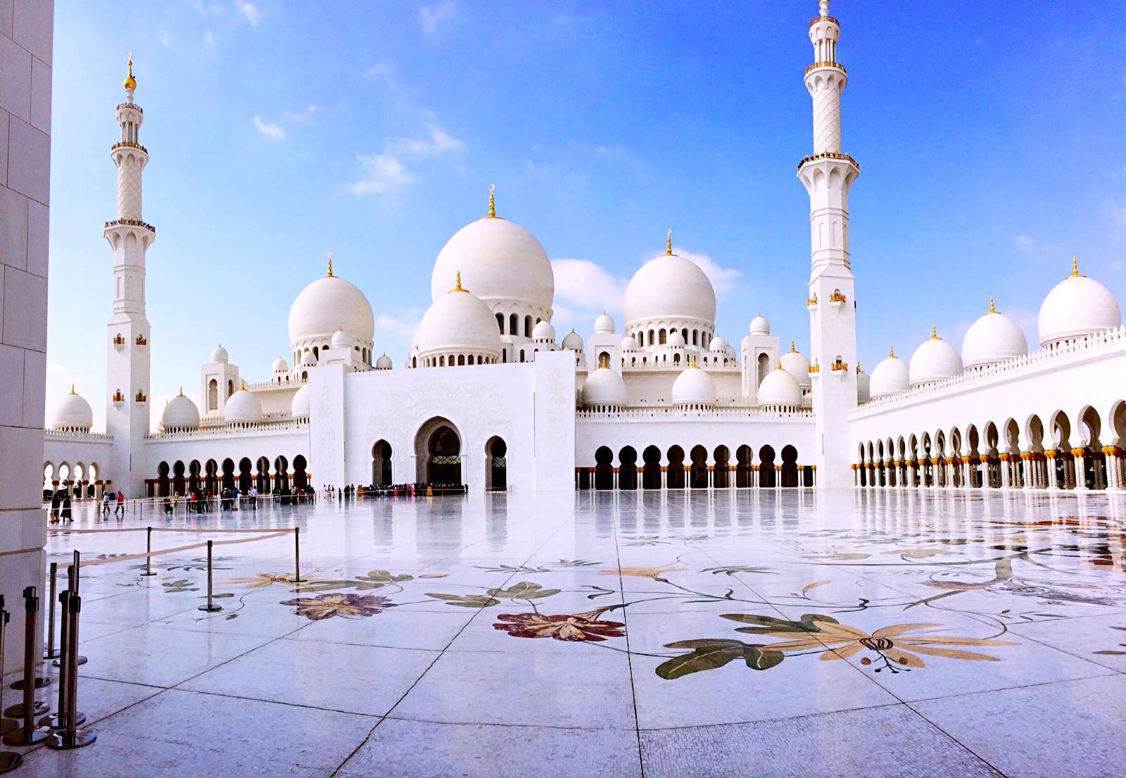 阿联酋首都阿布扎比和迪拜,阿布扎比与迪拜之间