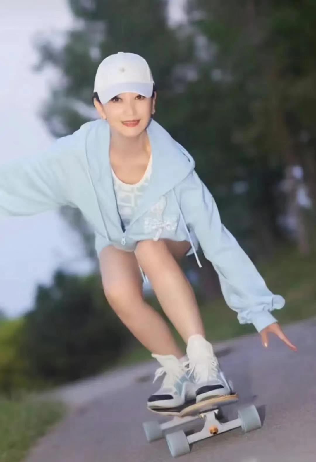 赵雅芝既优雅端庄又调皮可爱,70岁的赵雅芝滑滑板
