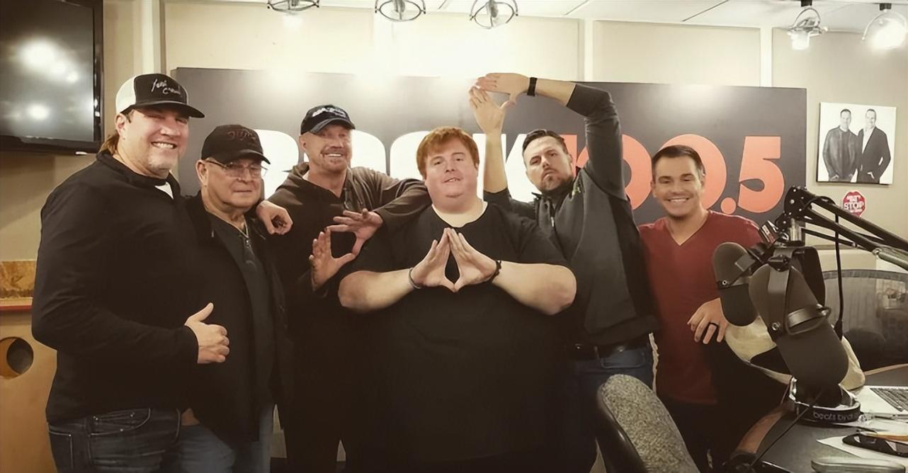 美国300斤男子减肥成功,美国900斤巨胖男子减肥