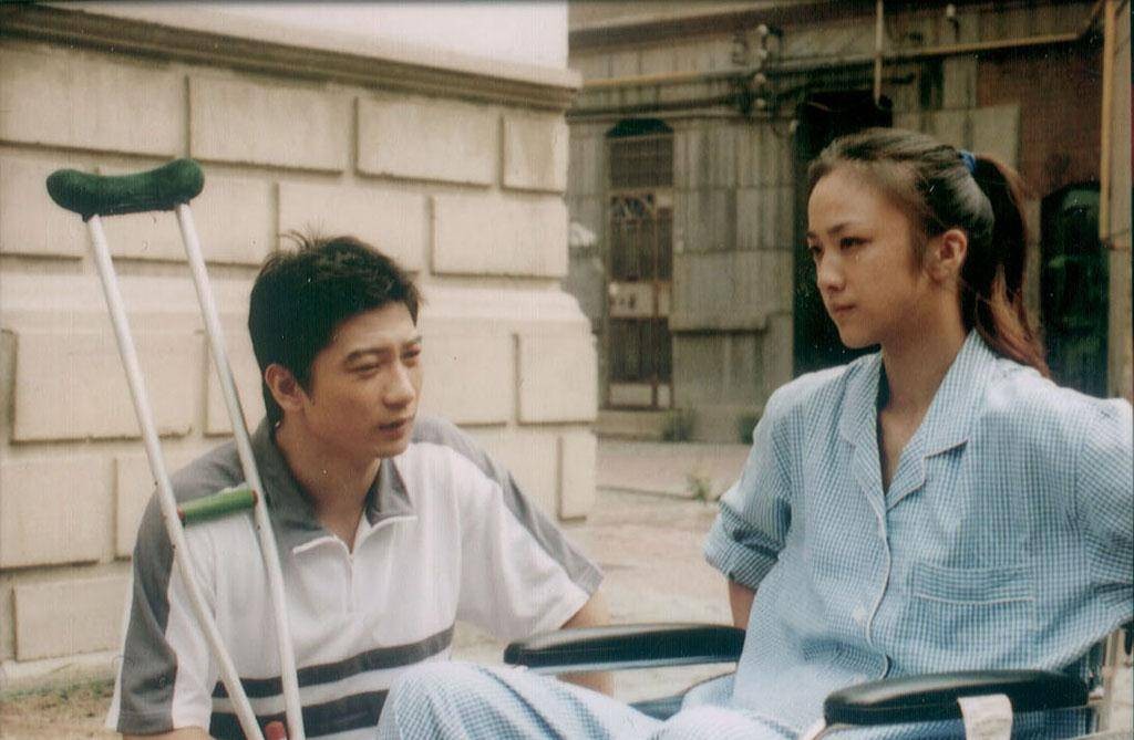 40岁汤唯穿裙子,汤唯穿绿裙长发飘飘