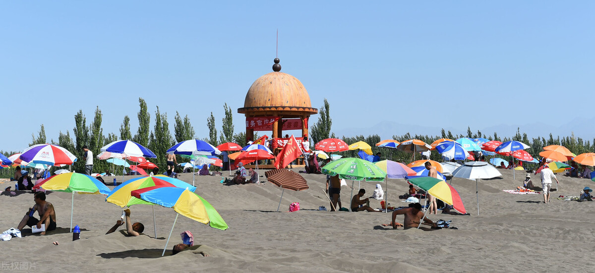 地表温度高达70度的火焰山,吐鲁番地表温度70度