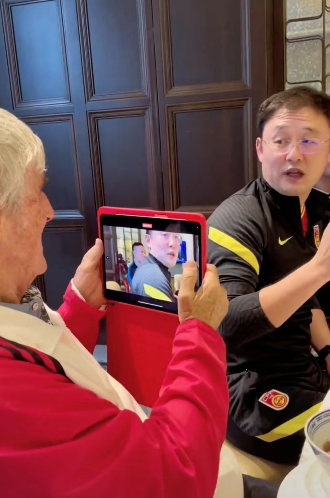 范志毅和马明宇讲笑话！孙继海、申思、米卢、曲波在一旁哈哈大笑