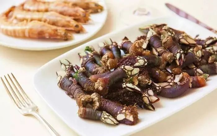 在浙江吃藤壶,还以为吞了个鬼手