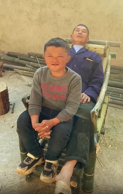 假笑男孩提前祝福视频,假笑男孩命中带苦原图