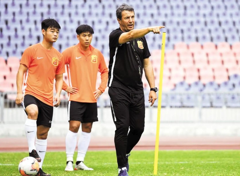 16岁就入选健力宝队留洋巴西,16岁李铁