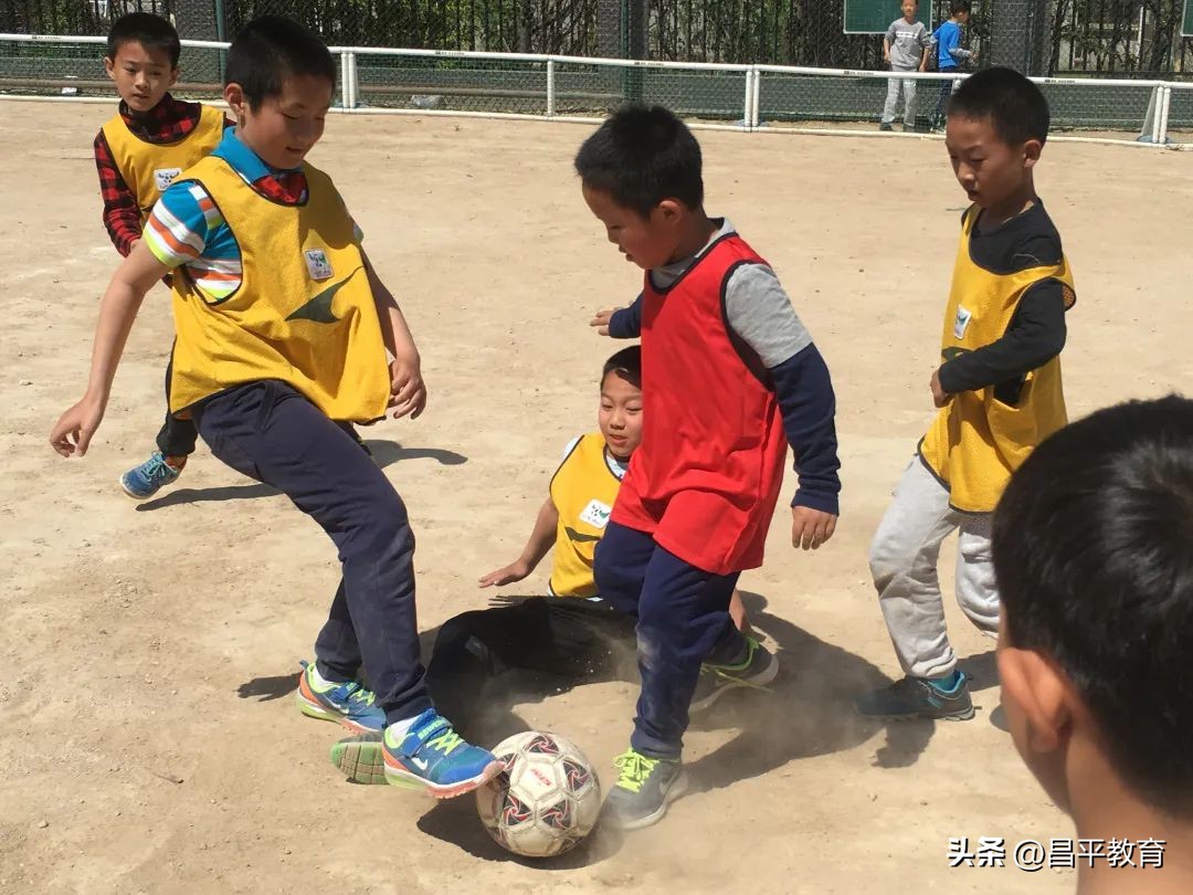 学生教室足球世界杯,班级足球联赛开幕式视频