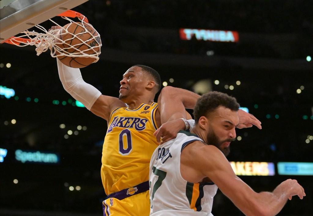 詹姆斯25分逆转开拓者,湖人威少三双绝杀掘金