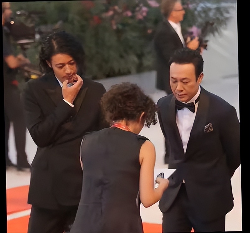 日本国宝级帅哥假面骑士,假面骑士救了人却被伤害