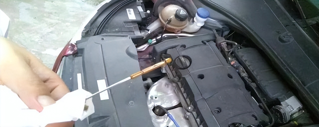 汽车保养时机油加多了怎么办,机油加多了怎样把汽车机油抽出来