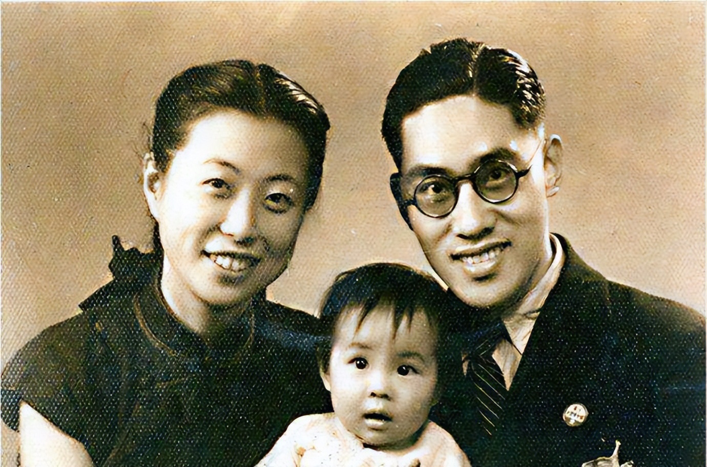 潜伏14年不被抓，原来保她的人不只是蒋介石，还有宋美龄