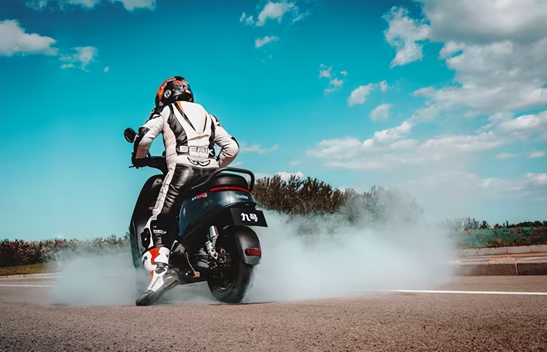 雅迪绿源爱玛小刀电动车哪个好,雅迪新日小刀哪个电瓶车好用