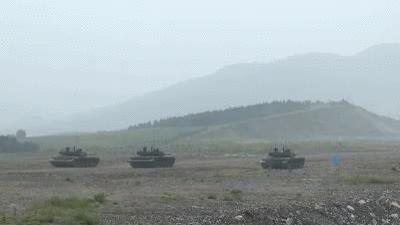 俄乌坦克近距离决斗场面,俄军坦克近距离一炮打爆乌军坦克