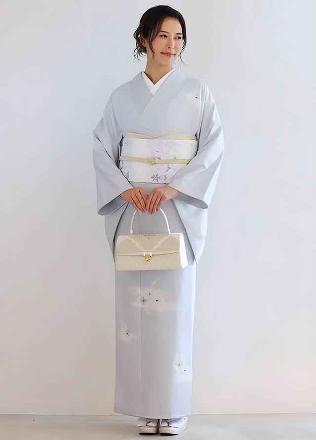 日本和服背后必须要有小枕头呢,日本女性穿和服背后为什么要枕头