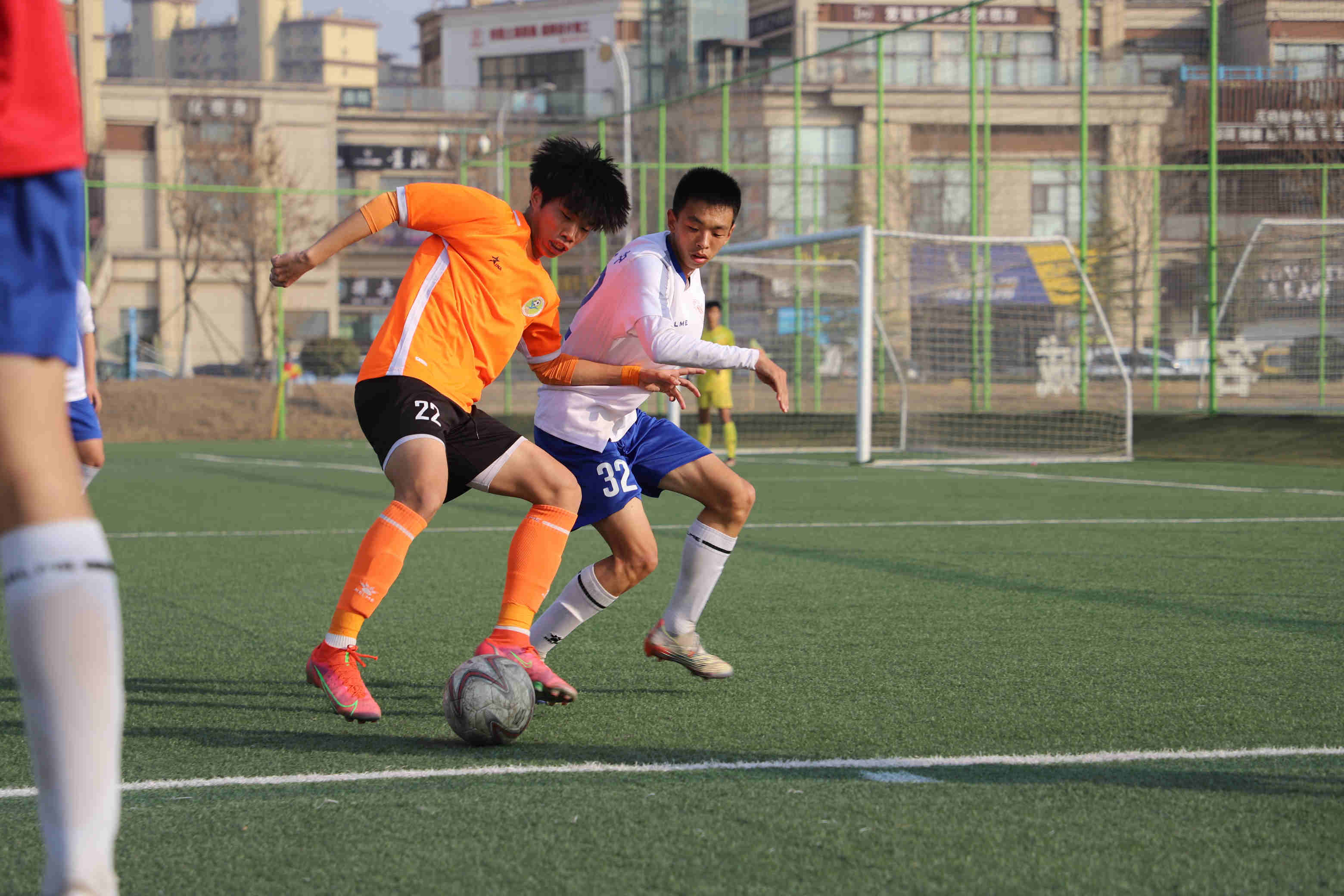 足球队拿了奖有奖牌上台领奖,城阳二中男子足球队