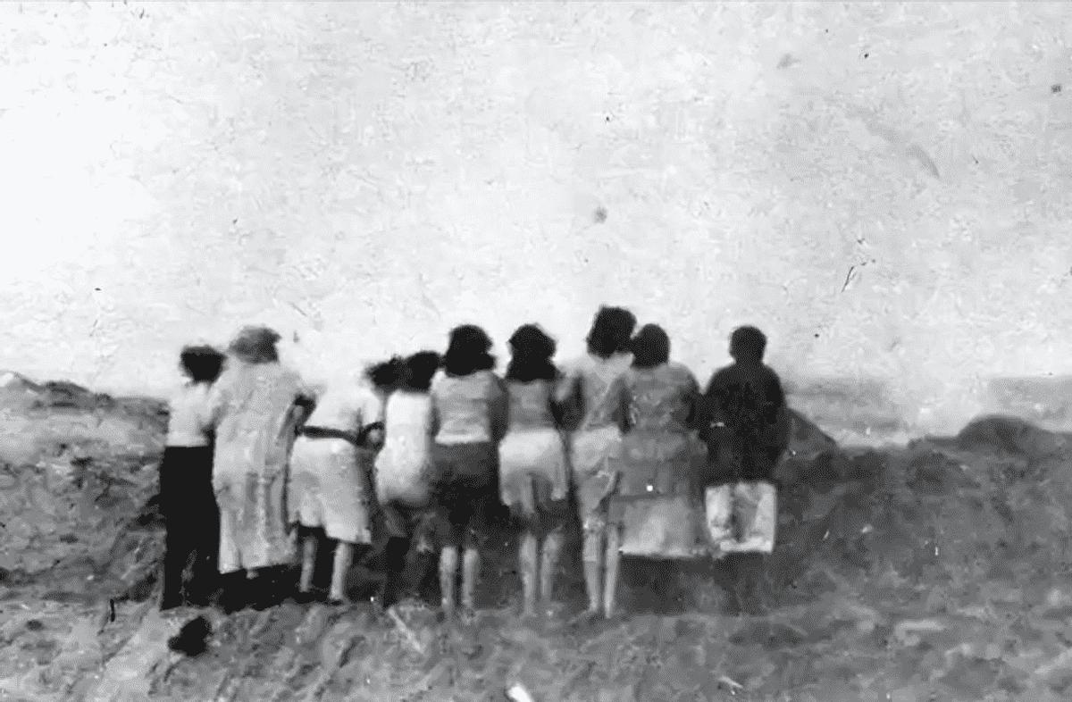 *光脱**犹太人女人衣服，集体*杀屠**，老照片再现变态的纳粹德国！