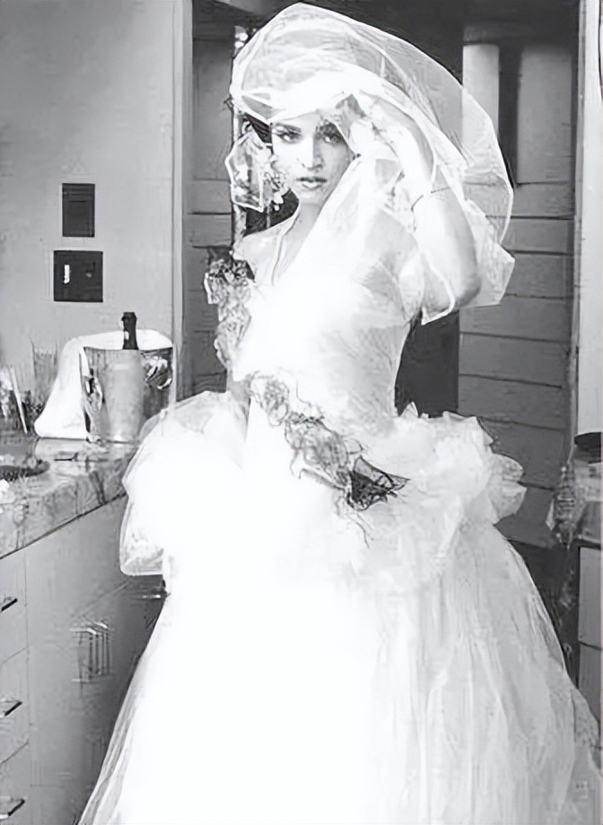 不雅视频和裸照多次泄露，知名女星的神秘情史