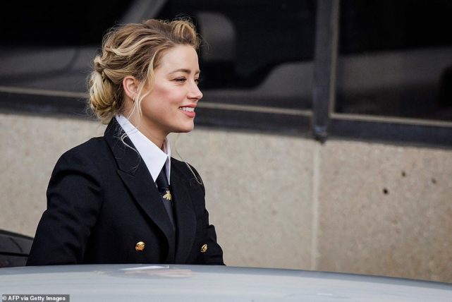 德普庭审观众忍不住笑,德普庭审现场忍不住笑