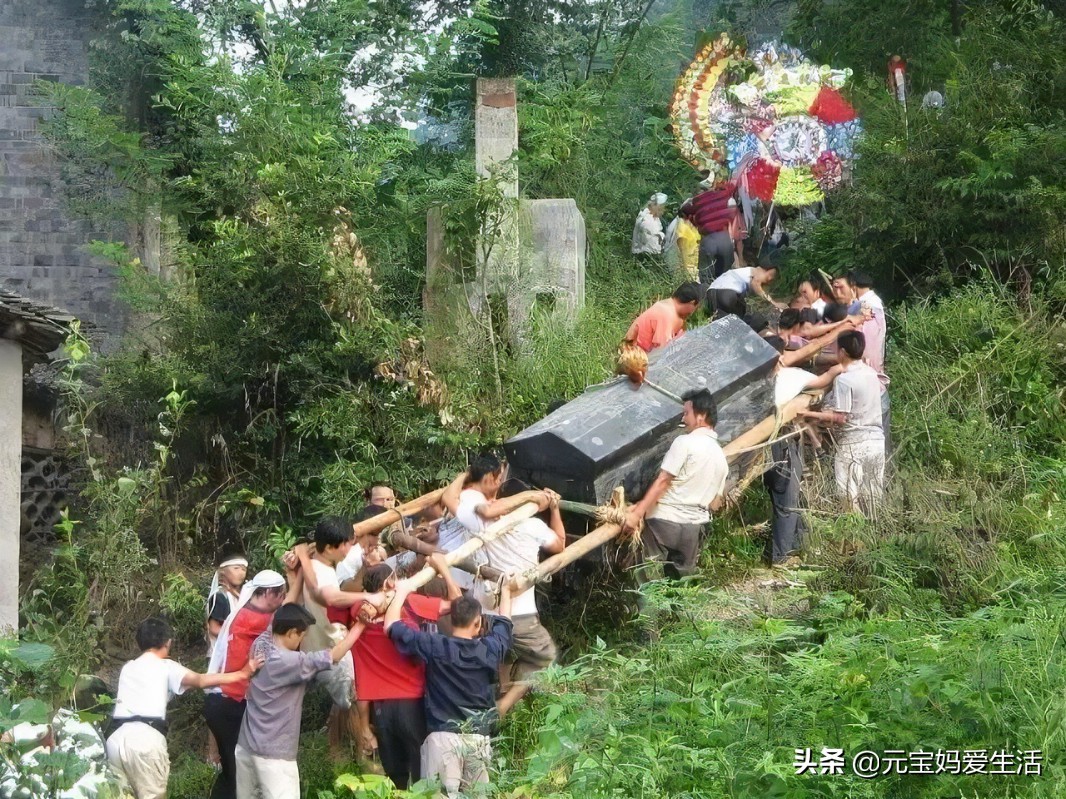 上坟祭祀一般拿几样供品,上坟后的供品可以带走吗