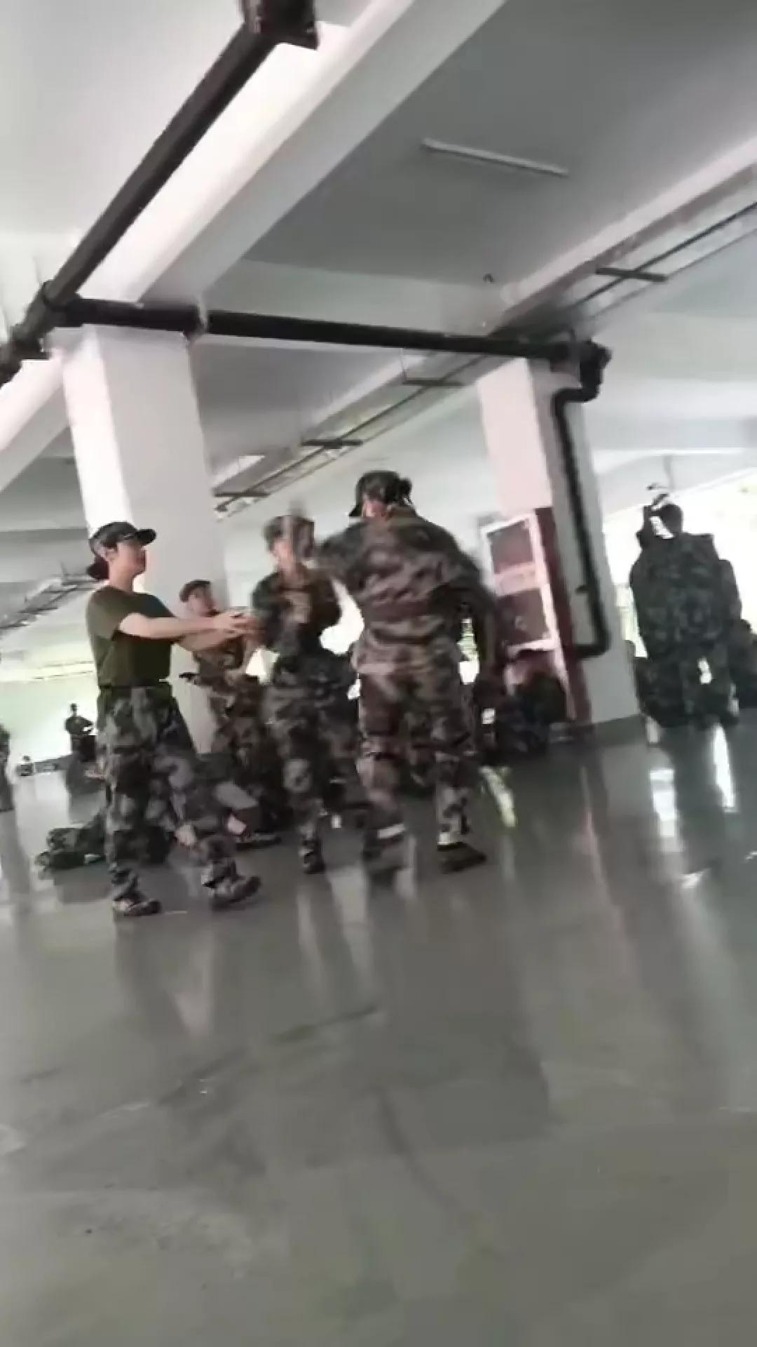 一个男生,把女生的朋友圈转发了,遭到报复,被喷漆加热水烫伤。