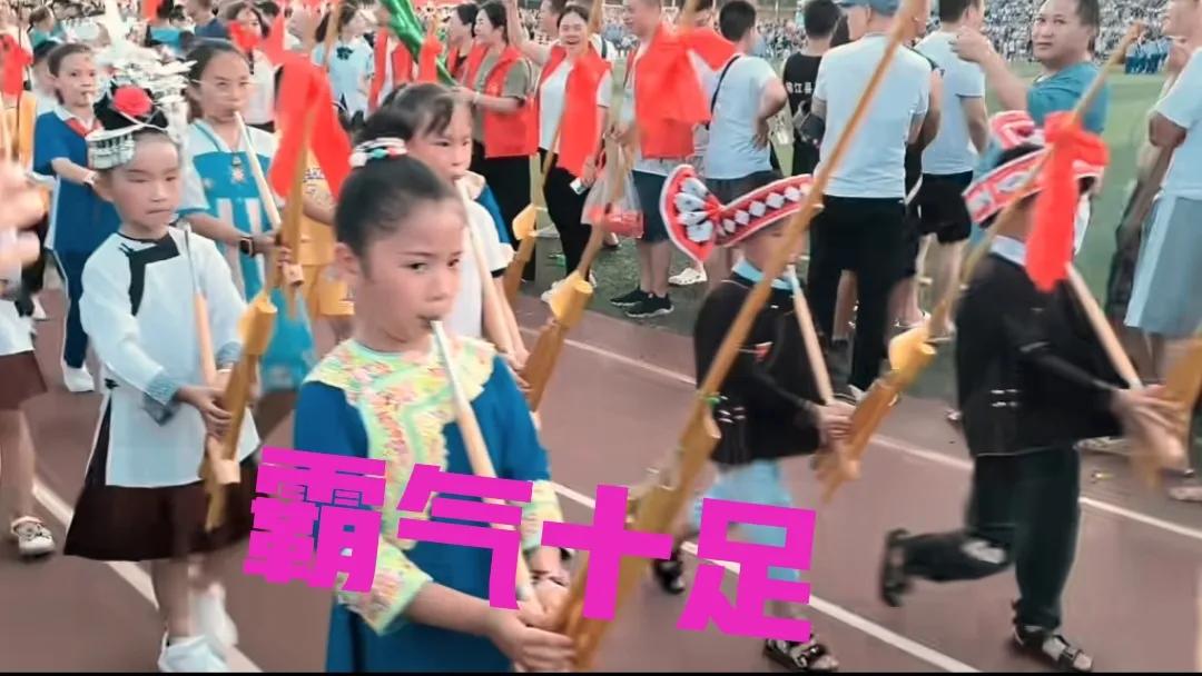 村超少数民族时装秀完整版,村超上演民族服装秀