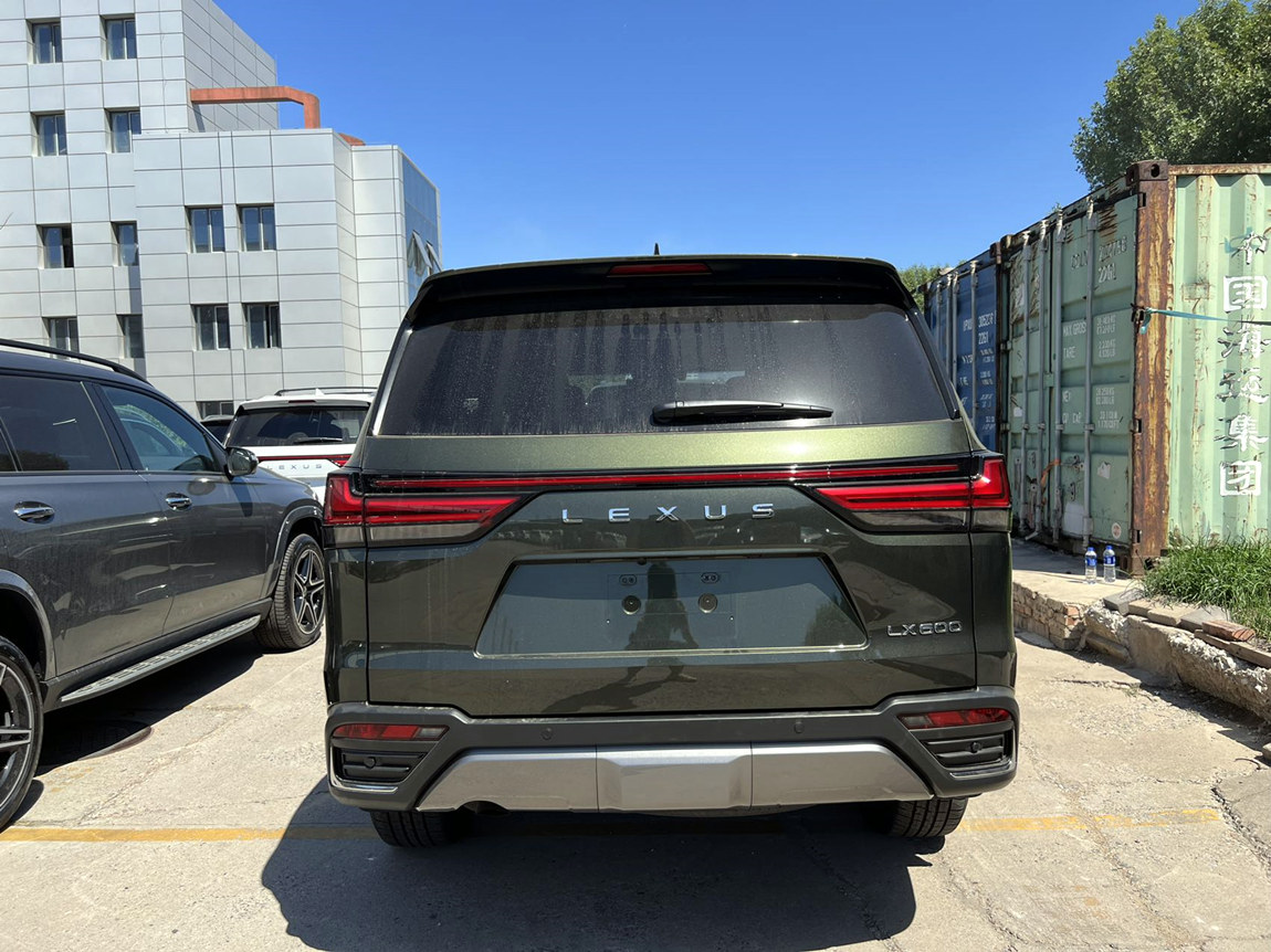 雷克萨斯lx600运动版黑武士越野,雷克萨斯lx600巅峰限量版v8测评