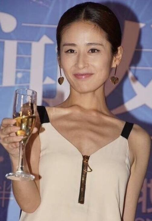 董洁身穿瑜伽裤亮相直播间,43岁董洁穿瑜伽服直播带货视频