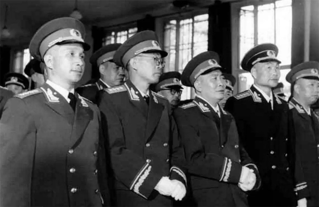 1955年，*世友许**不满军衔找总理发牢骚，总理沉默片刻说出两个名字