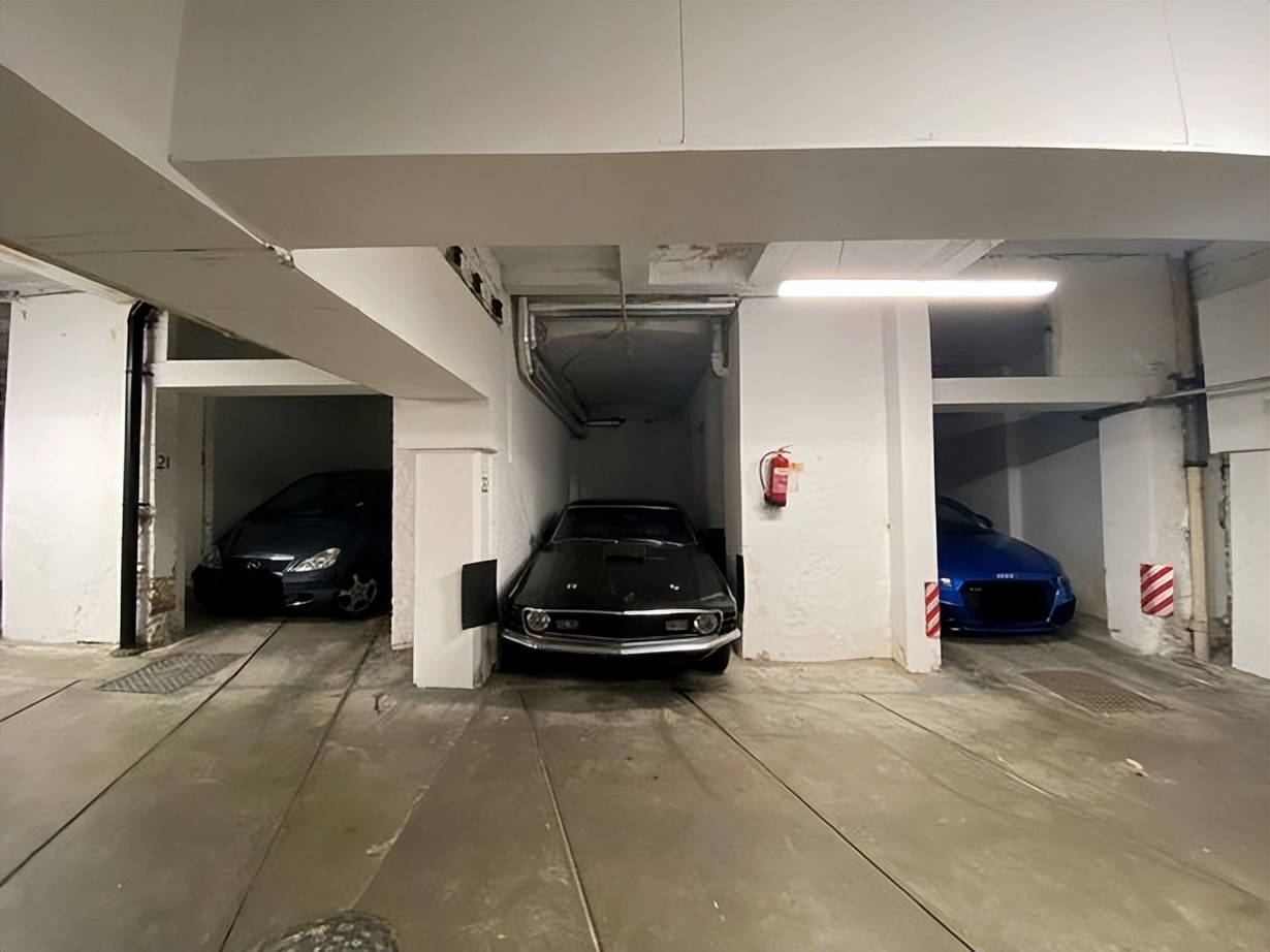 7万英镑！英国一个仅两米宽的停车位出售，司机只能打开一扇门