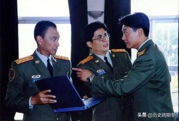 07式海军袖章是什么,中国07式陆军军服硬肩章佩戴方法