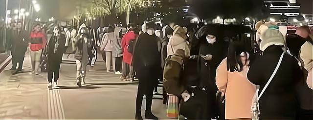 凌晨3点不到在迪士尼乐园排队,为买川沙六宝疯狂,背后为了什么