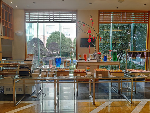 飞雪迎春山花烂漫,飞雪迎春绽玉蕊