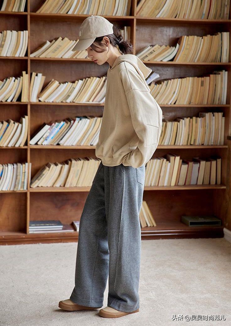 卫衣搭配外套的穿搭春款,矮个子初春风衣卫衣搭配