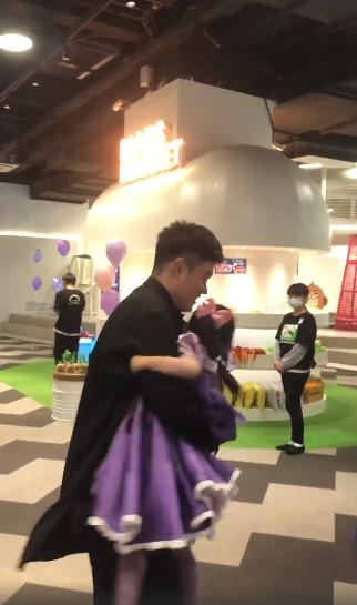 一把椅子值100万,一把椅子价值2个亿