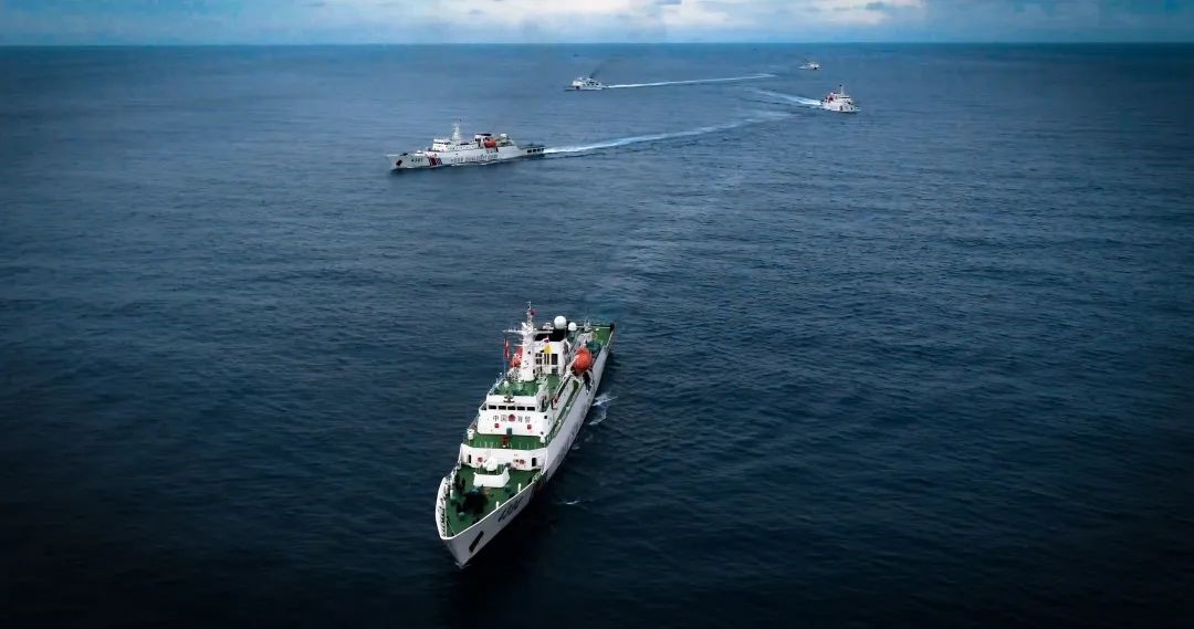 英姿飒爽守海疆金戈铁马铸忠魂,百舸争流千帆竞奋楫破浪立潮头