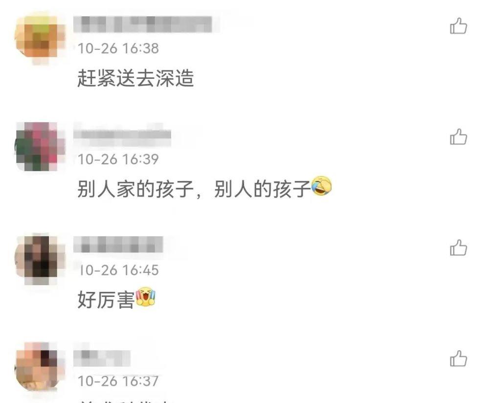 小学生对着活螃蟹画螃蟹,小朋友吃螃蟹的简单画