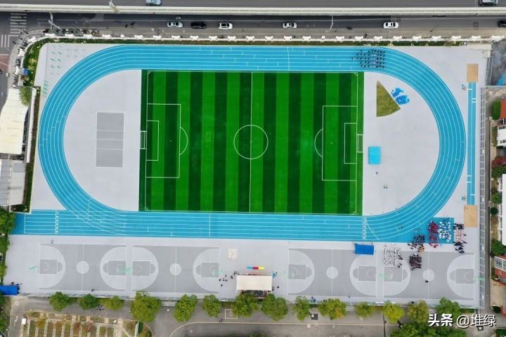 在刚竣工3天的运动场上比赛,是一种什么体验?