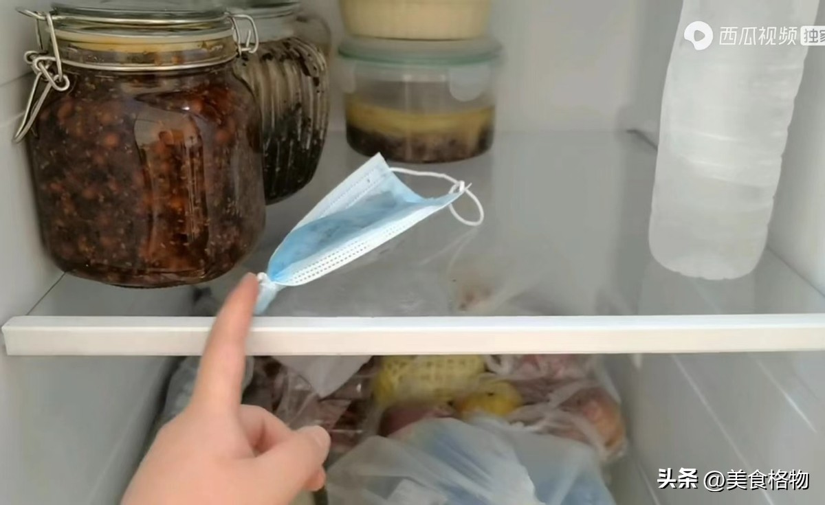 今天才知道，冰箱放上这三样东西，冰霜异味都不见，看懂回家试试