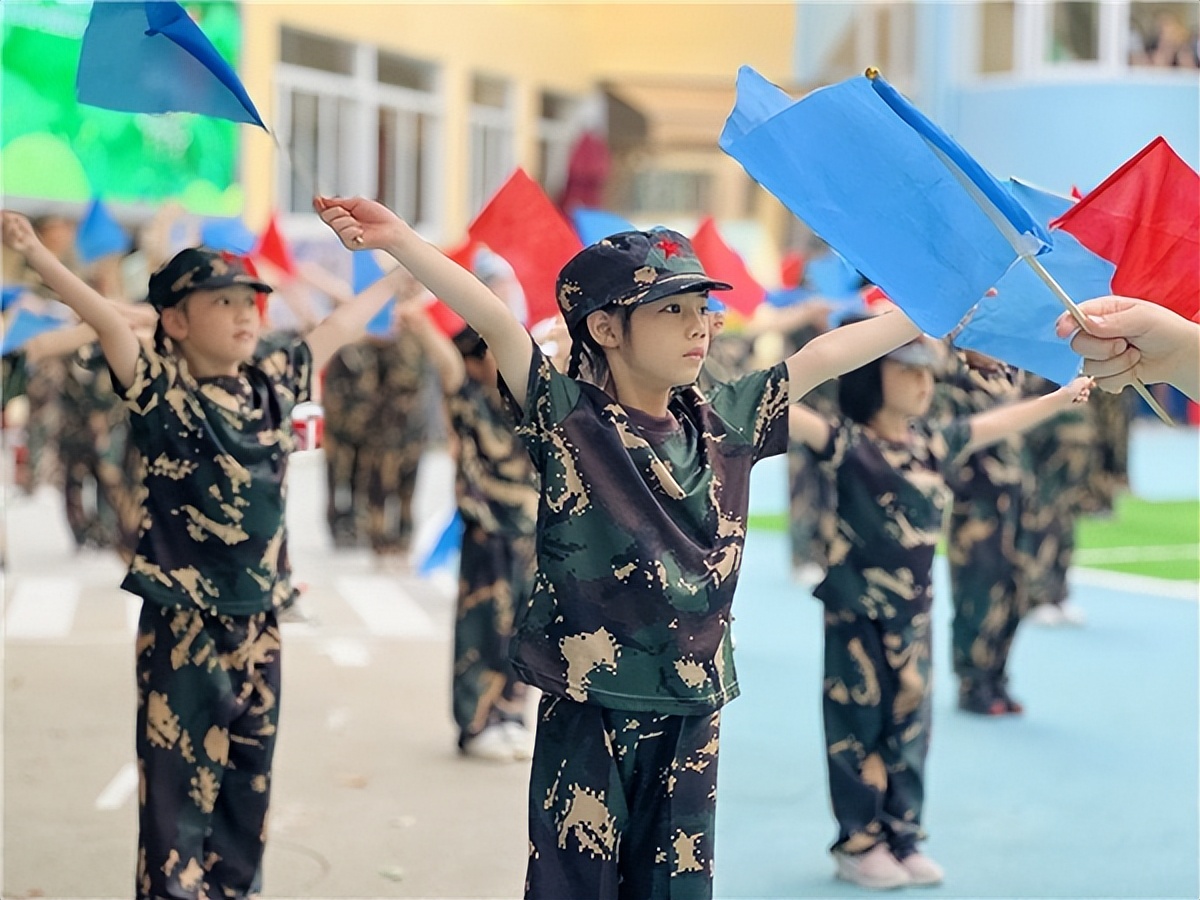 童心向*党**我是中国娃娃兵——丰泽区东海实幼举办“童心向*党**”2023届大班军事体验游戏活动